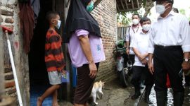 Menko PMK Muhadjir Effendy meninjau distribusi bansos di Desa Teluknaga, Tangerang, Banten pada Selasa, 10 Agustus 2021. (Foto:Pelopor.id/Kemenko PMK)