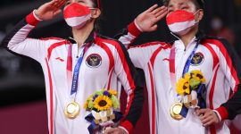 Pasangan Greysia Polii/Apriyani Rahayu mengukir sejarah di Olimpiade 2020 Tokyo. Mereka tampil sebagai ganda putri Indonesia pertama yang sukses merebut medali emas di Olimpiade. Tak cuma itu, torehan tersebut sekaligus menjaga tradisi medali emas dari cabang olahraga bulu tangkis.(Foto: Pelopor.id/nocindonesia)
