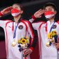 Pasangan Greysia Polii/Apriyani Rahayu mengukir sejarah di Olimpiade 2020 Tokyo. Mereka tampil sebagai ganda putri Indonesia pertama yang sukses merebut medali emas di Olimpiade. Tak cuma itu, torehan tersebut sekaligus menjaga tradisi medali emas dari cabang olahraga bulu tangkis.(Foto: Pelopor.id/nocindonesia)