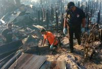 Anggota Inafis Polresta Palangka Raya melakukan olah TKP di lokasi kebakaran di Kelurahan Tumbang Rungan, Selasa (3/8). (Foto:Pelopor.id/Antara)