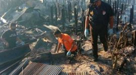 Anggota Inafis Polresta Palangka Raya melakukan olah TKP di lokasi kebakaran di Kelurahan Tumbang Rungan, Selasa (3/8). (Foto:Pelopor.id/Antara)