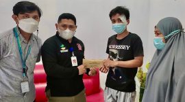 Tim Kementerian Sosial mendatangi kediaman Wawan, pesepeda korban tabrak lari mobil rescue di Makassar dan memberi bantuan sebesar Rp5 juta. (Foto: Pelopor/Kemensos)