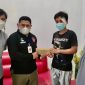 Tim Kementerian Sosial mendatangi kediaman Wawan, pesepeda korban tabrak lari mobil rescue di Makassar dan memberi bantuan sebesar Rp5 juta. (Foto: Pelopor/Kemensos)