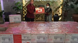 Menteri Sosial Tri Rismaharini (kanan) terima bantuan 100 unit mesin jahit Singer di Kantor Kementerian Sosial Jalan Salemba 28, Jakarta. (Foto: Pelopor/Kemensos)