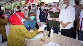 Vaksinasi Bagi Pedagang Bakso Bekasi oleh KemenkopUKM dan Papmiso. (Foto: Pelopor.id/KemenkopUKM)