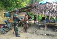 Satgas Yonif 512/QY Berbagi Kasih, Sebar Sembako untuk Masyarakat Perbatasan. (Foto: Pelopor.id/TNI)