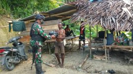 Satgas Yonif 512/QY Berbagi Kasih, Sebar Sembako untuk Masyarakat Perbatasan. (Foto: Pelopor.id/TNI)