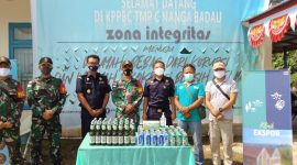 Lettu Inf Hasan Effendi selaku Komandan SSK II beserta seluruh perwakilan anggota Satgas, menyerahkan ratusan botol miras kepada Bea Cukai Badau. (Foto:Pelopor.id/TNI)