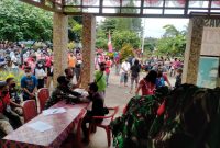 Satgas Yonif 144/JY Bantu Nakes Gelar Vaksinasi di Batas Negeri. (Foto: Pelopor.id/TNI)