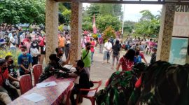 Satgas Yonif 144/JY Bantu Nakes Gelar Vaksinasi di Batas Negeri. (Foto: Pelopor.id/TNI)