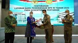Menteri Pertanian Syahrul Yasin Limpo, secara resmi menerima Laporan Hasil Pemeriksaan (LHP) BPK RI tahun 2020 untuk Kementan dengan predikat Wajar Tanpa Pengecualian (WTP). (Foto: Pelopor.id/Kementan)