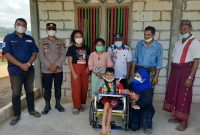 Polsek Reo dan Yayasan Ani Sumbang Kursi Roda untuk Disabilitas. (Foto: Pelopor.id/.Piter Bota)