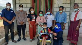 Polsek Reo dan Yayasan Ani Sumbang Kursi Roda untuk Disabilitas. (Foto: Pelopor.id/.Piter Bota)