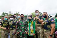KSAD Jenderal TNI Andika Perkasa bersama istrinya, Hetty Andika Perkasa, menghadiri acara sport day and culture day di Yonif 600 R/Modang Balikpapan, Kalimantan Timur, Jumat (13/08/2021). (Foto: Pelopor/Dispenad)