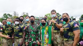 KSAD Jenderal TNI Andika Perkasa bersama istrinya, Hetty Andika Perkasa, menghadiri acara sport day and culture day di Yonif 600 R/Modang Balikpapan, Kalimantan Timur, Jumat (13/08/2021). (Foto: Pelopor/Dispenad)