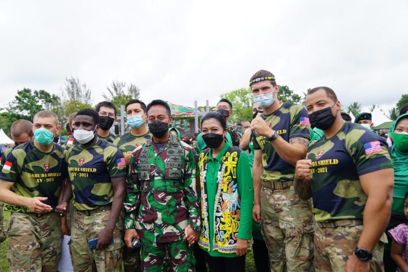 KSAD Jenderal TNI Andika Perkasa bersama istrinya, Hetty Andika Perkasa, menghadiri acara sport day and culture day di Yonif 600 R/Modang Balikpapan, Kalimantan Timur, Jumat (13/08/2021). (Foto: Pelopor/Dispenad)