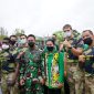 KSAD Jenderal TNI Andika Perkasa bersama istrinya, Hetty Andika Perkasa, menghadiri acara sport day and culture day di Yonif 600 R/Modang Balikpapan, Kalimantan Timur, Jumat (13/08/2021). (Foto: Pelopor/Dispenad)