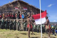 Kepala Suku Pegaf Terima Bendera Merah Putih dari Pangdam Kasuari. (Foto: Pelopor.id/TNI)