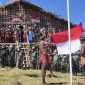 Kepala Suku Pegaf Terima Bendera Merah Putih dari Pangdam Kasuari. (Foto: Pelopor.id/TNI)