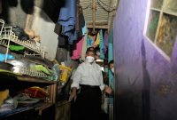 Menko Pembangunan Manusia dan Kebudayaan Muhadjir Effendy blusukan ke daerah Kelurahan Pulo Gadung, Jakarta Timur, Rabu (18/08/2021). (Foto: Pelopor/Kemenko PMK)