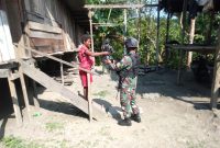 Satgas Yonif 512/QY Bagikan Sembako Kepada Masyarakat Perbatasan Papua. (Foto:Pelopor.id/TNI)