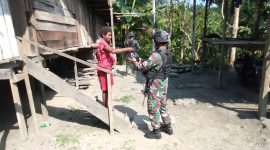 Satgas Yonif 512/QY Bagikan Sembako Kepada Masyarakat Perbatasan Papua. (Foto:Pelopor.id/TNI)