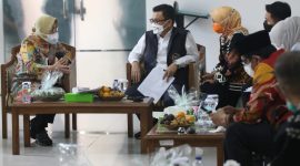 Wakil Ketua Komisi VIII DPR Tb Ace Hasan Syadzily bertemu dengan Menteri Sosial Tri Rismaharini di aula Gedung Sistem Layanan dan Rujukan Terpadu Sabilulungan Soreang Kabupaten Bandung, 27 Agustus 2021. (Foto: Pelopor.id/Kemensos)