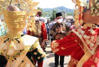 Gus Halim menyaksikan acara penobatan Pasia Laweh Sebagai Nagari Konstitusi. (Foto:Pelopor.id/Kemendes PDTT)