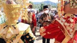 Gus Halim menyaksikan acara penobatan Pasia Laweh Sebagai Nagari Konstitusi. (Foto:Pelopor.id/Kemendes PDTT)