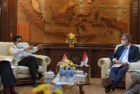 Menteri Desa, PDT, dan Transmigrasi Abdul Halim Iskandar bersama Wakil Duta Besar Jerman Thomas Graf di Kantor Kemendes PDTT, Jakarta, Senin (30/8/2021). (Foto: Pelopor/Kemendes PDTT)