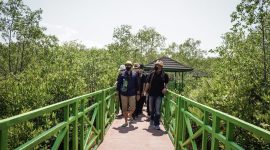 Menteri Pariwisata dan Ekonomi Kreatif Sandiaga Uno bersama dewan juri Anugerah Desa Wisata Indonesia (ADWI) 2021 melakukan visitasi dan penilaian terhadap Desa Wisata Apar di Kota Pariaman, Sumatera Barat. (Foto: Pelopor/Kemenparekraf)