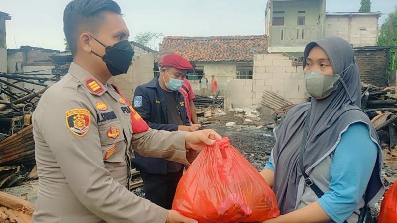Polsek Kalideres Berikan Paket Sembako Warga Tempat Tinggal Kebakaran. (Foto/ dok istimewa)