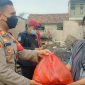 Polsek Kalideres Berikan Paket Sembako Warga Tempat Tinggal Kebakaran. (Foto/ dok istimewa)