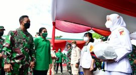 Kasad didampingi Ibu Hetty Andika Perkasa. (foto/ dok istimewa)