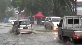 Pengendara terobos banjir di Jalan Ahmad Yani. (Foto: Pelopor.id/Erwin Setiawan)