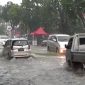 Pengendara terobos banjir di Jalan Ahmad Yani. (Foto: Pelopor.id/Erwin Setiawan)