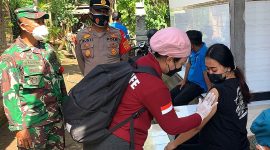 Door To Door Percepatan Vaksinasi Bagi Lansia di Jembrana. (Foto:Pelopor.id/TNI)