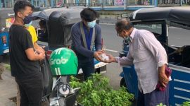 Sekretaris Umum Pengurus Pusat Gerakan Mahasiswa Kristen Indonesia (PP GMKI) Michael Anggi membagikan makanan kepada masyarakat. (Foto:Pelopor.id/GMKI)