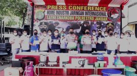 Kabid Humas Polda Metro Jaya Kombes pol Yusri Yunus yang didampingi kapolres Metro Jakarta Barat Kombes Pol Ady Wibowo saat konferensi pers di Mapolrestro Jakarta Barat, Kamis (9/9/2021). (Foto:Pelopor.id/Titik)