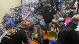 Jenazah satu keluarga itu ditemukan pada Jumat (10/9) malam tertimbun pakaian. (Foto:Pelopor.id/Emergency Banua Rescue)