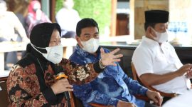 Menteri Sosial (Mensos) Tri Rismaharini (kiri) siapkan aturan khusus agar masyarakat kawasan 3T terjangkau bansos. (Foto: Pelopor/Kemensos)