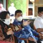 Menteri Sosial (Mensos) Tri Rismaharini (kiri) siapkan aturan khusus agar masyarakat kawasan 3T terjangkau bansos. (Foto: Pelopor/Kemensos)