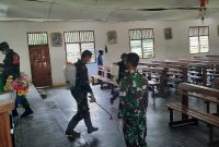 Satgas Yonif 512/QY Lakukan Penyemprotan Disinfektan. (Foto: Pelopor/Dispenad)