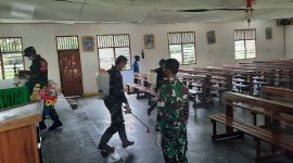 Satgas Yonif 512/QY Lakukan Penyemprotan Disinfektan. (Foto: Pelopor/Dispenad)