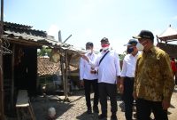 Menko Muhadjir saat mengecek pembangunan wilayah kumuh dengan program Kotaku (Kota Tanpa Kumuh), RW 23 Kelurahan Mojo, Kecamatan Pasar Kliwon, Kota Surakarta, bersama Wali Kota Surakarta Gibran Rakabuming Raka, Kamis, 2 September 2021. (Foto: Pelopor.id/Kemenko PMK)