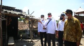 Menko Muhadjir saat mengecek pembangunan wilayah kumuh dengan program Kotaku (Kota Tanpa Kumuh), RW 23 Kelurahan Mojo, Kecamatan Pasar Kliwon, Kota Surakarta, bersama Wali Kota Surakarta Gibran Rakabuming Raka, Kamis, 2 September 2021. (Foto: Pelopor.id/Kemenko PMK)