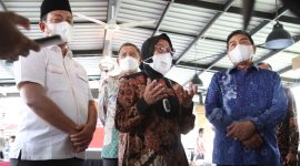 Menteri Sosial Tri Rismaharini (tengah) (Foto:Pelopor.id/Kemensos)