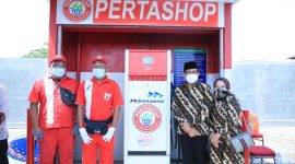 Menteri Desa, Pembangunan Daerah Tertinggal dan Transmigrasi Abdul Halim Iskandar meninjau Pertashop di Sidoarjo, Jawa Timur. (Foto: Pelopor/Kemendes PDTT)