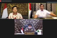 Menteri Koordinator Kemaritiman dan Investasi Luhut Binsar Pandjaitan bersama Menteri Koordinator Perekonomian Airlangga Hartarto dan Wakil Menteri Kesehatan Dante Saksono melakukan jumpa pers virtual bersama pada Senin, (06/09/2021). (Foto: Pelopor/Kemenko Marves)
