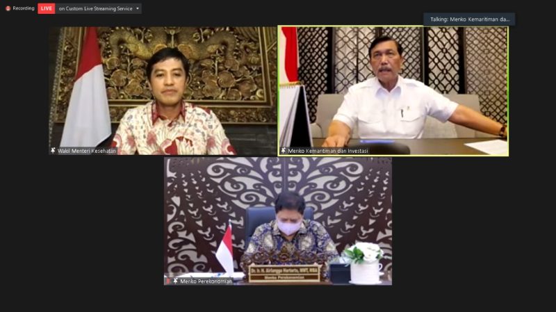 Menteri Koordinator Kemaritiman dan Investasi Luhut Binsar Pandjaitan bersama Menteri Koordinator Perekonomian Airlangga Hartarto dan Wakil Menteri Kesehatan Dante Saksono melakukan jumpa pers virtual bersama pada Senin, (06/09/2021). (Foto: Pelopor/Kemenko Marves)
